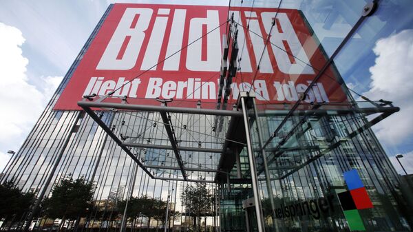 Логотип газеты Bild над входом в издательский дом Axel Springer в Берлине, Германия. Архивное фото