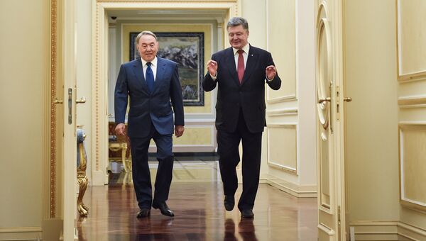 Президент Украины Петр Порошенко (справа) и президент Республики Казахстан Нурсултан Назарбаев во время встречи в Астане.
