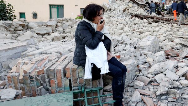 Женщина в пострадавшем от землетрясения итальянском Аматриче. 24 августа 2016
