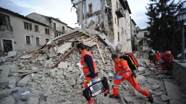 Спасатели на месте землетрясения в итальянском Аматриче. 24 августа 2016