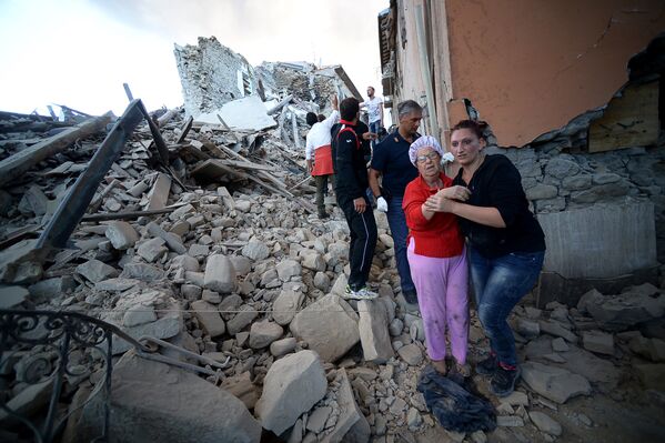 Люди в пострадавшем от землетрясения итальянском Аматриче. 24 августа 2016