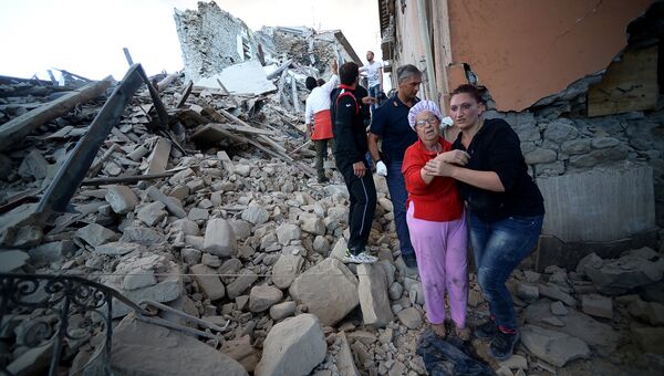 Люди в пострадавшем от землетрясения итальянском городе. 24 августа 2016