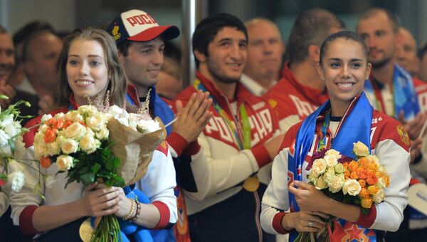 Олимпийские чемпионки по художественной гимнастике Вера Бирюкова и Маргарита Мамун во время церемонии встречи в аэропорту Шереметьево