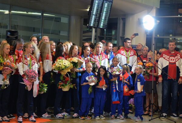 Члены олимпийской сборной России во время церемонии встречи в аэропорту Шереметьево