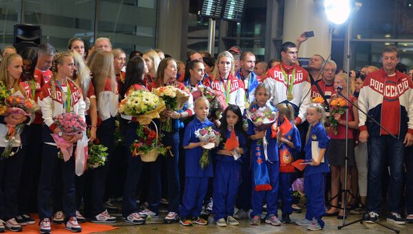 Члены олимпийской сборной России во время церемонии встречи в аэропорту Шереметьево