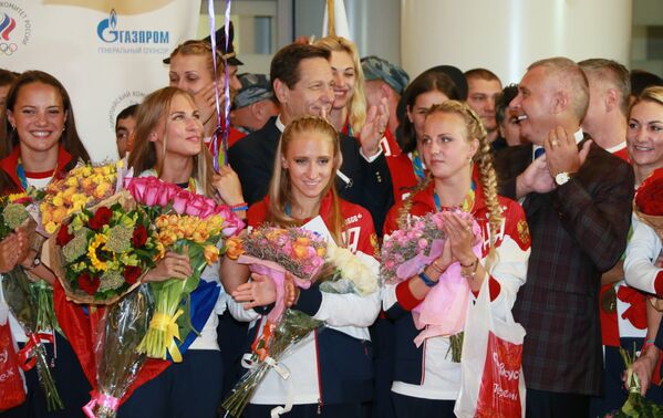Президент Олимпийского комитета России Александр Жуков и члены олимпийской сборной России во время церемонии встречи в аэропорту Шереметьево