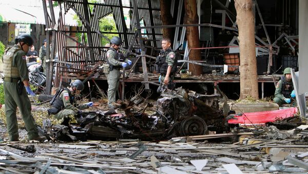 Военнослужащие на месте взрыва автомобиля рядом с отелем в провинции Паттани, Таиланд. 24 августа 2016