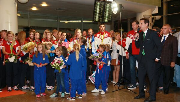 Президент ОКР Александр Жуков во время встречи золотого рейса с чемпионами и призерами XXXI Олимпийских игр в аэропорту Шереметьево