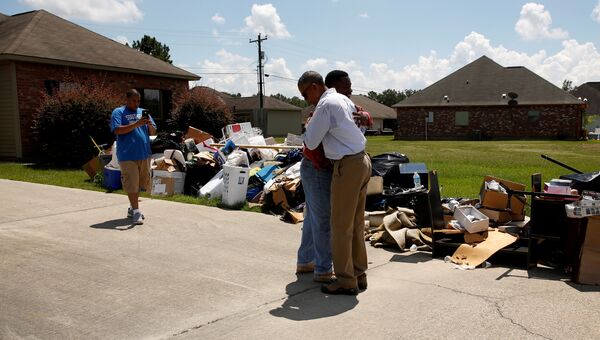 Президент США Барак Обама с жителем пострадавшего от наводнения района в штате Луизиана. 23 августа 2016