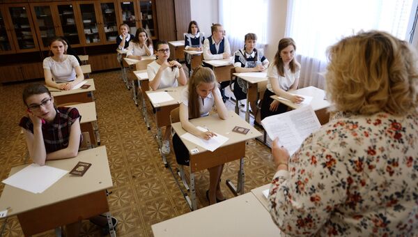 Ученики в классе перед началом единого государственного экзамена. Архивное фото