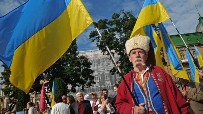 Горожане на праздновании Дня Независимости Украины во Львове. Архивное Фото.