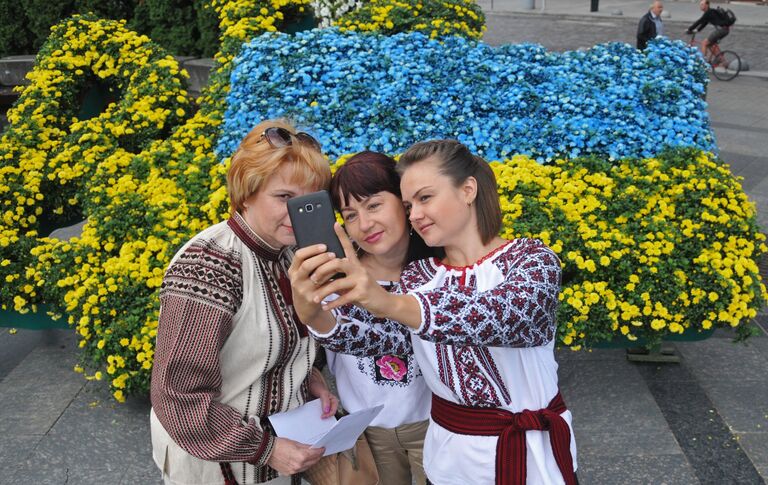 Горожане фотографируются на праздновании Дня Независимости Украины во Львове Горожане фотографируются на праздновании Дня Независимости Украины во Львове