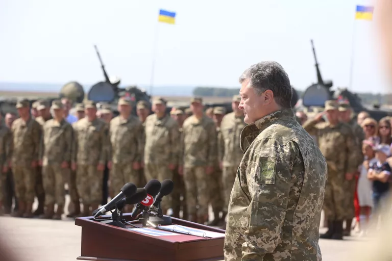 Президент Украины Петр Порошенко выступает перед личным составом ВСУ на военном аэродроме в Чугуево Харьковской области. Август 2016 года Президент Украины Петр Порошенко выступает перед личным составом ВСУ на военном аэродроме в Чугуево Харьковской области. Август 2016 года