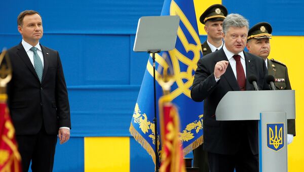 Президент Украины Петр Порошенко выступает перед началом военного парада в честь Дня Независимости Украины