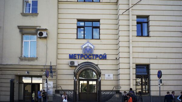 Прохожие у здания главного офиса ОАО Метрострой в Санкт-Петербурге. Архивное фото