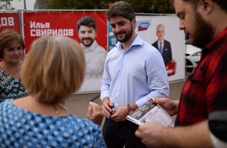 Кандидат в депутаты Государственной Думы РФ седьмого созыва общается с избирателями в Москве