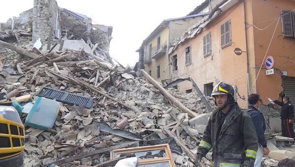 Землетрясение в Италии: работа спасателей и кадры разрушений