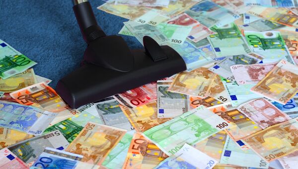 Пылесос и банкноты евро