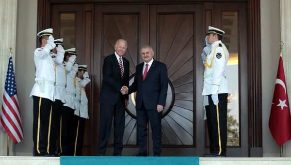 Вице-президент США Джозеф Байден и премьер-министр Турции Бинали Йылдырым во время встречи в Анкаре. 24 августа 2016