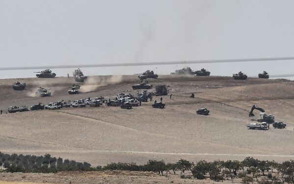 Танки войск Турции и сирийские боевики оппозиции на границе Турции и Сирии. 24 августа 2016