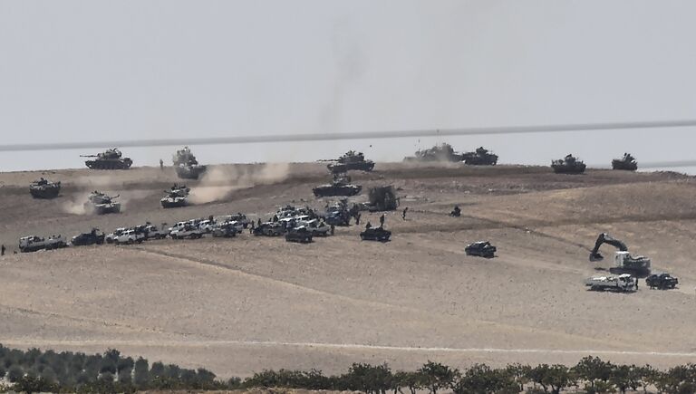 Танки войск Турции и сирийские боевики оппозиции на границе Турции и Сирии. 24 августа 2016