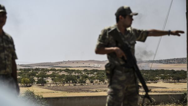 Турецкие солдаты на границе с Сирией. Архивное фото