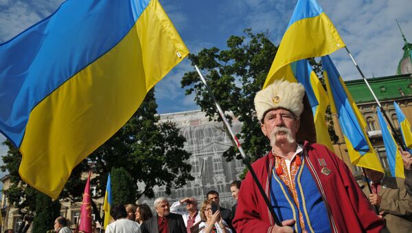 Горожане на праздновании Дня Независимости Украины во Львове, архивное фото