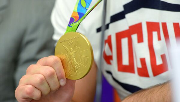 Олимпийский чемпион Рио-2016 по вольной борьбе Сослан Рамонов демонстрирует медаль