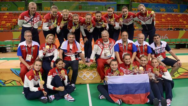 Спортсменки и тренеры сборной России, завоевавшие золотые медали в женском гандбольном турнире