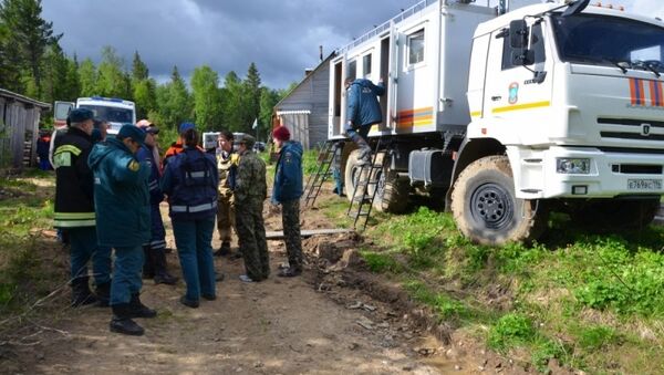 Спасатели МЧС Свердловской области во время поисковых работ. Архивное фото