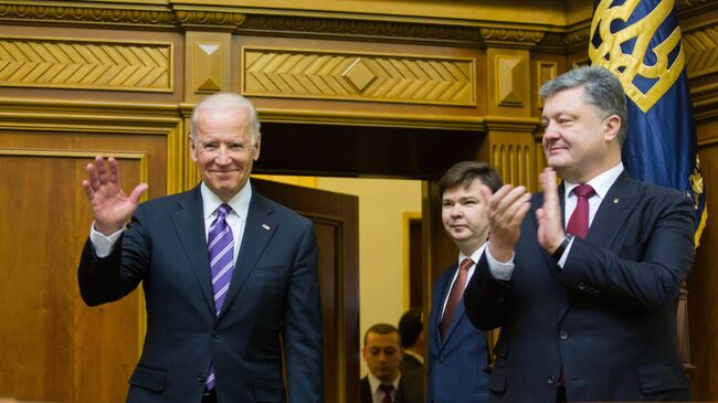 Вице-президент США Джозеф Байден перед выступлением на заседании Верховной рады Украины в Киеве. 2015 год