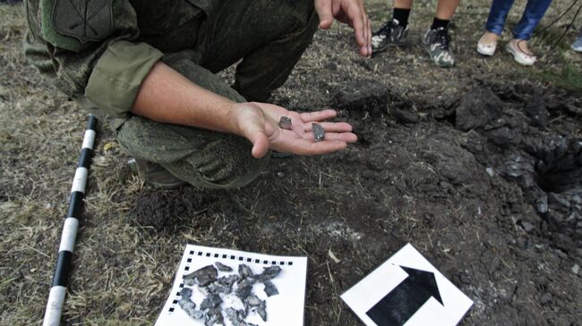 Воронка от минометного снаряда, образовавшаяся в результате обстрела в районе города Ясиноватая Донецкой области. Архивное фото