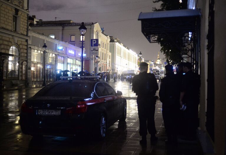 Мужчина угрожает устроить взрыв в отделении банка в центре Москвы