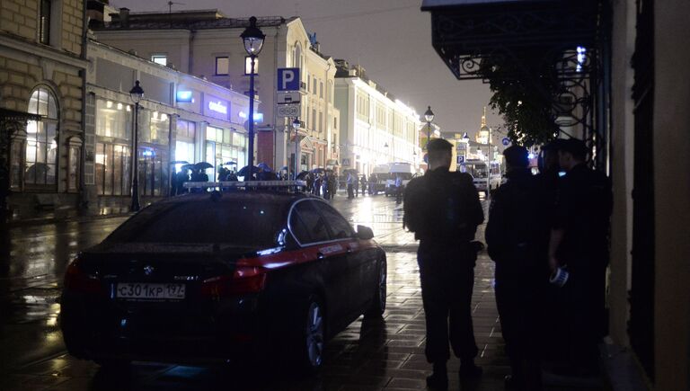 Мужчина угрожает устроить взрыв в отделении банка в центре Москвы