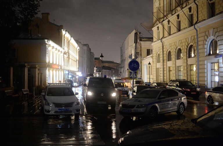 Мужчина угрожает устроить взрыв в отделении банка в центре Москвы