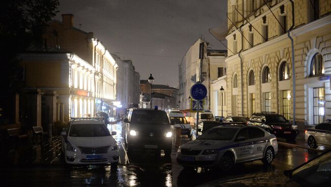 Мужчина угрожает устроить взрыв в отделении банка в центре Москвы