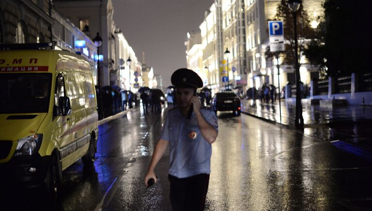 Мужчина угрожает устроить взрыв в отделении банка в центре Москвы