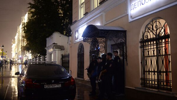 Мужчина угрожает устроить взрыв в отделении банка в центре Москвы