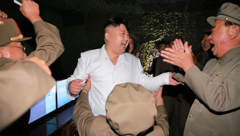Лидер КНДР Ким Чен Ын во время испытаний баллистической ракеты подводных лодок. 25 августа 2016