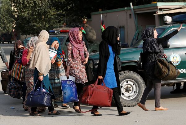 Студенты после нападения на Американский университет в Кабуле