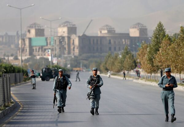 Афганский полицейский на месте взрыва у университета в Кабуле
