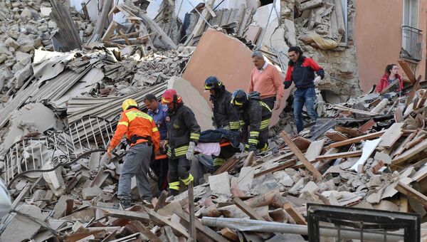 Сотрудники спасательных служб извлекают из-под завалов людей, пострадавших в результате землетрясения. 24 августа 2016