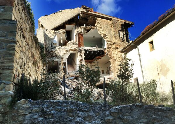 Дома в городе Аккумоли, разрушенные в результате землетрясения в Италии