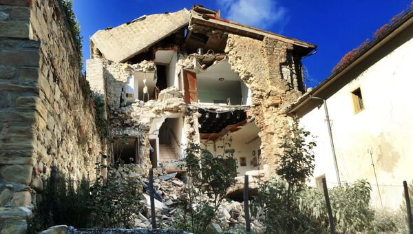 Дома в городе Аккумоли, разрушенные в результате землетрясения в Италии