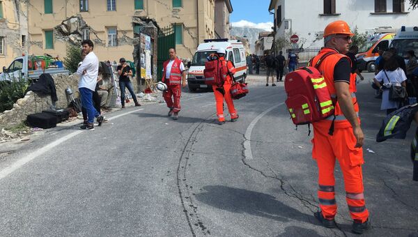 Сотрудники Скорой помощи и спасатели на одной из улиц города Аматриче после землетрясения. Архивное фото