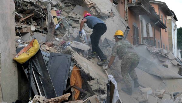 Сотрудники спасательных служб работают на месте завалов в городе Аматриче, Архивное фото