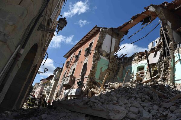 Дома, разрушенные в результате землетрясения, в городе Аматриче
