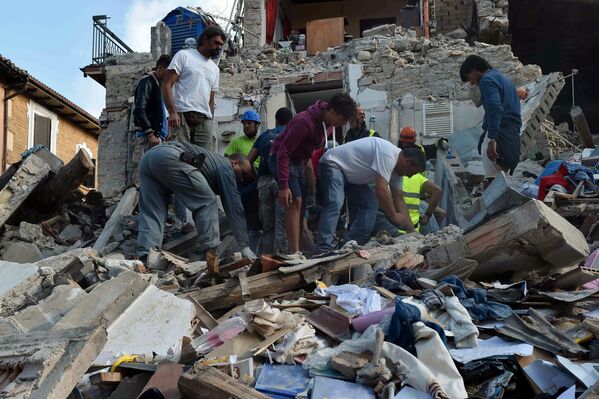 Жители города Аматриче помогают извлекать из-под завалов людей