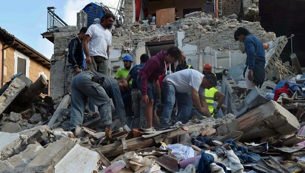 Жители города Аматриче помогают извлекать из-под завалов людей. Архивное фото