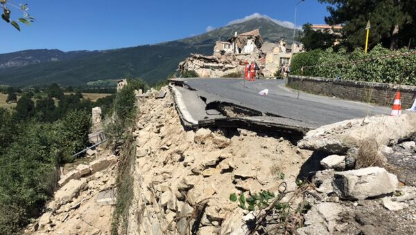 Дорога в городе Аматриче, разрушенная в результате землетрясения